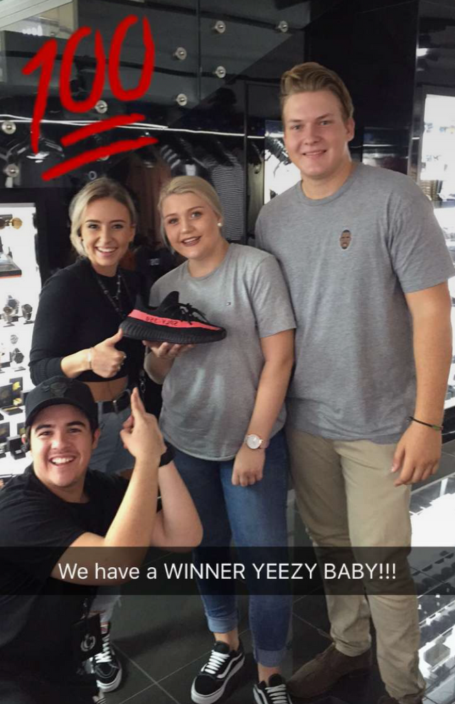 Brisbane - Yeezy Boost 350 V2 - Black/Red/Black